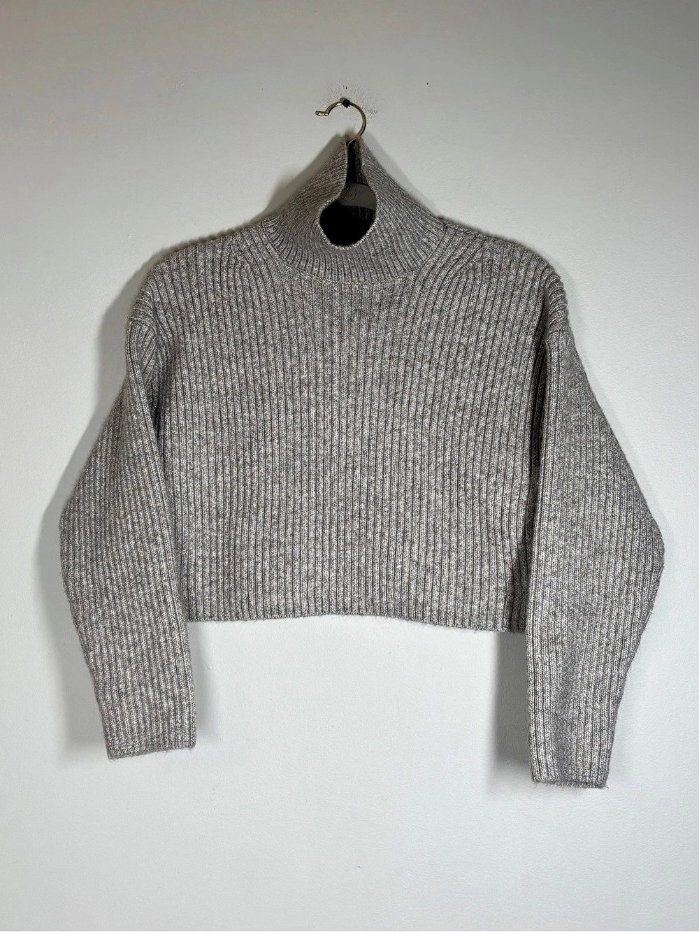 H&M Medium Ribbed Cropped Turtleneck Sweater in Gray Size Medium